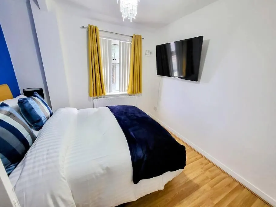3-Bed House, Free Parking On-Site Apartment Thornton