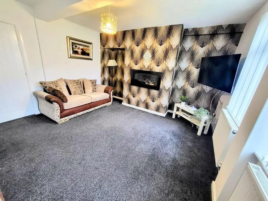 3-Bed House, Free Parking On-Site Apartment Thornton