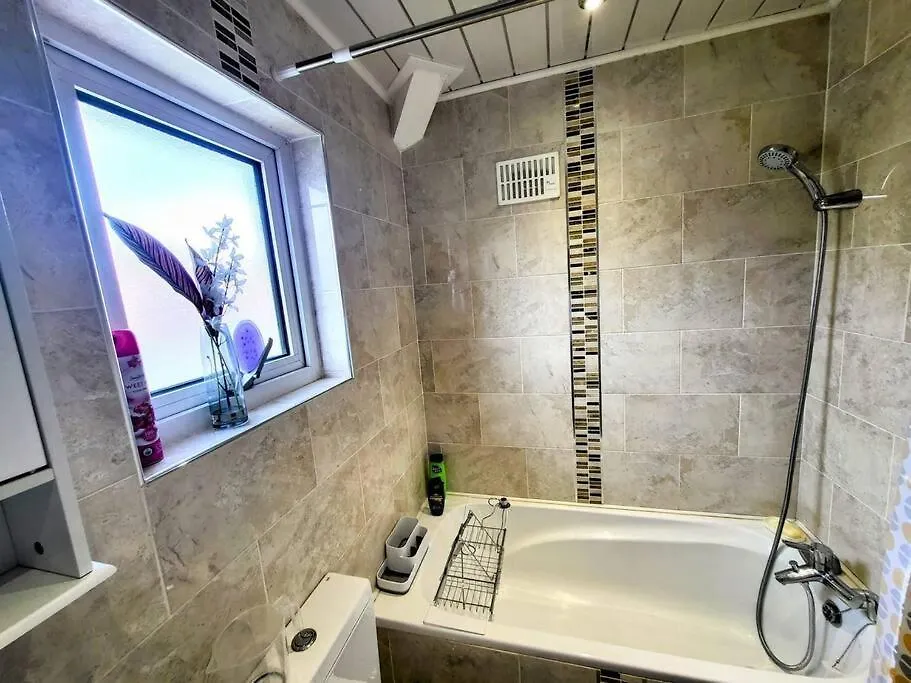 3-Bed House, Free Parking On-Site Apartment Thornton   Thornton (West Yorkshire)