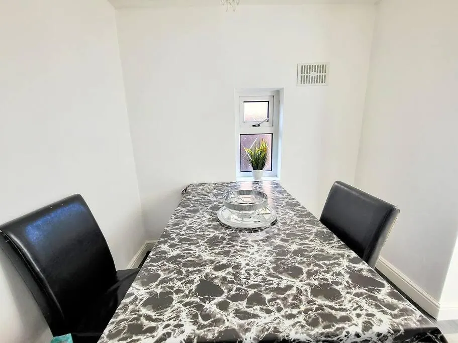 3-Bed House, Free Parking On-Site Apartment Thornton