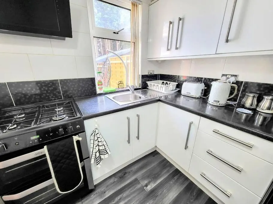 3-Bed House, Free Parking On-Site Apartment Thornton  United Kingdom