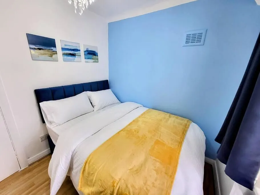 3-Bed House, Free Parking On-Site Apartment Thornton