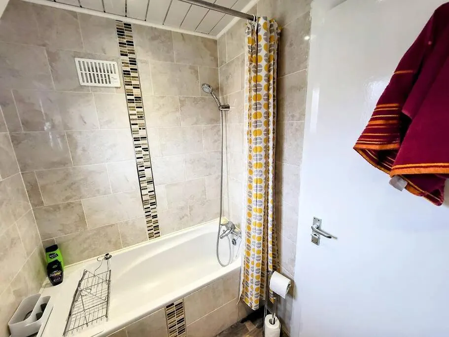 3-Bed House, Free Parking On-Site Apartment Thornton