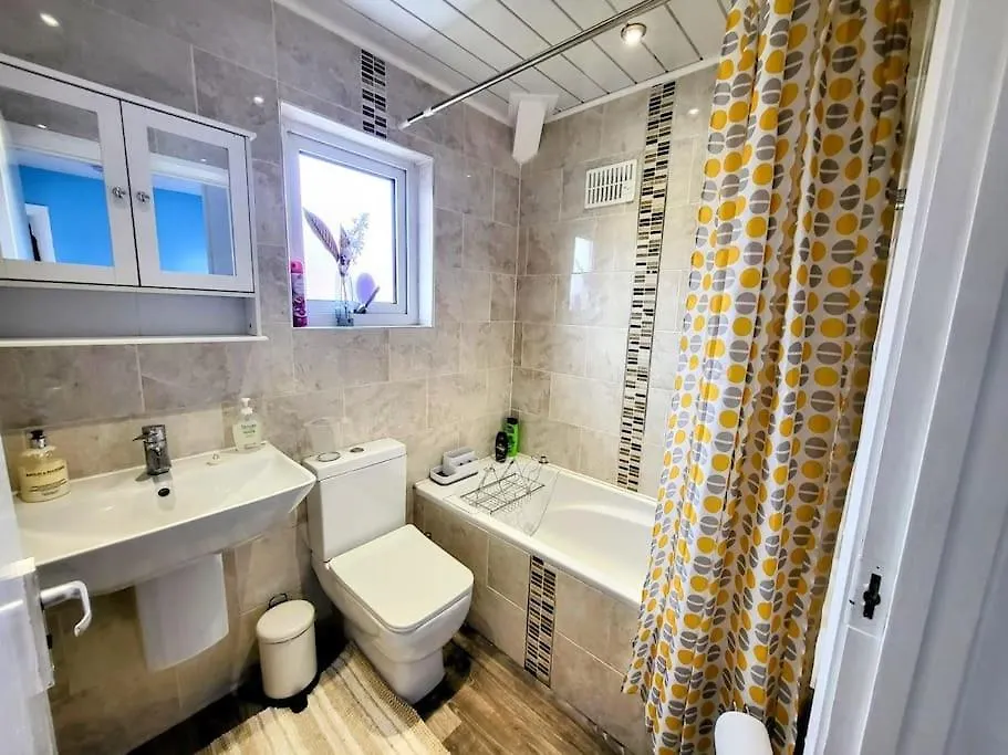 3-Bed House, Free Parking On-Site Apartment Thornton  United Kingdom