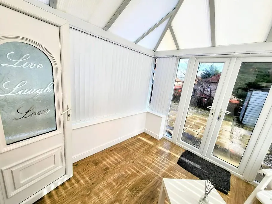 3-Bed House, Free Parking On-Site Apartment Thornton