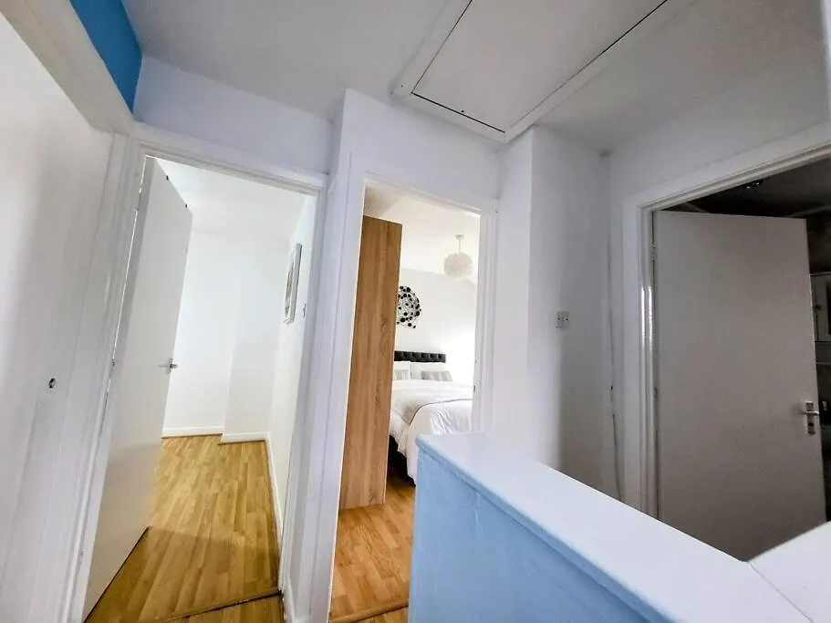 3-Bed House, Free Parking On-Site Apartment Thornton