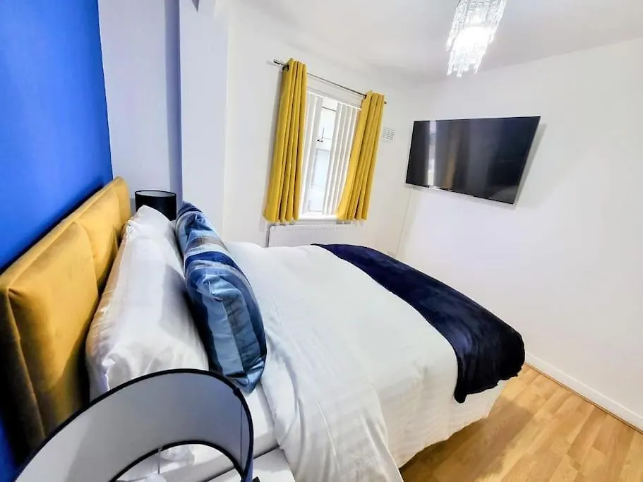 3-Bed House, Free Parking On-Site Apartment Thornton  0*, Thornton (West Yorkshire)