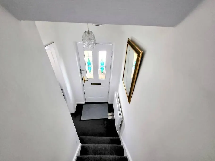 3-Bed House, Free Parking On-Site Apartment Thornton  0*, Thornton (West Yorkshire)